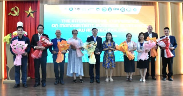 Trường ĐH hỗ trợ doanh nghiệp thích ứng với các thay đổi về pháp lý và công nghệ