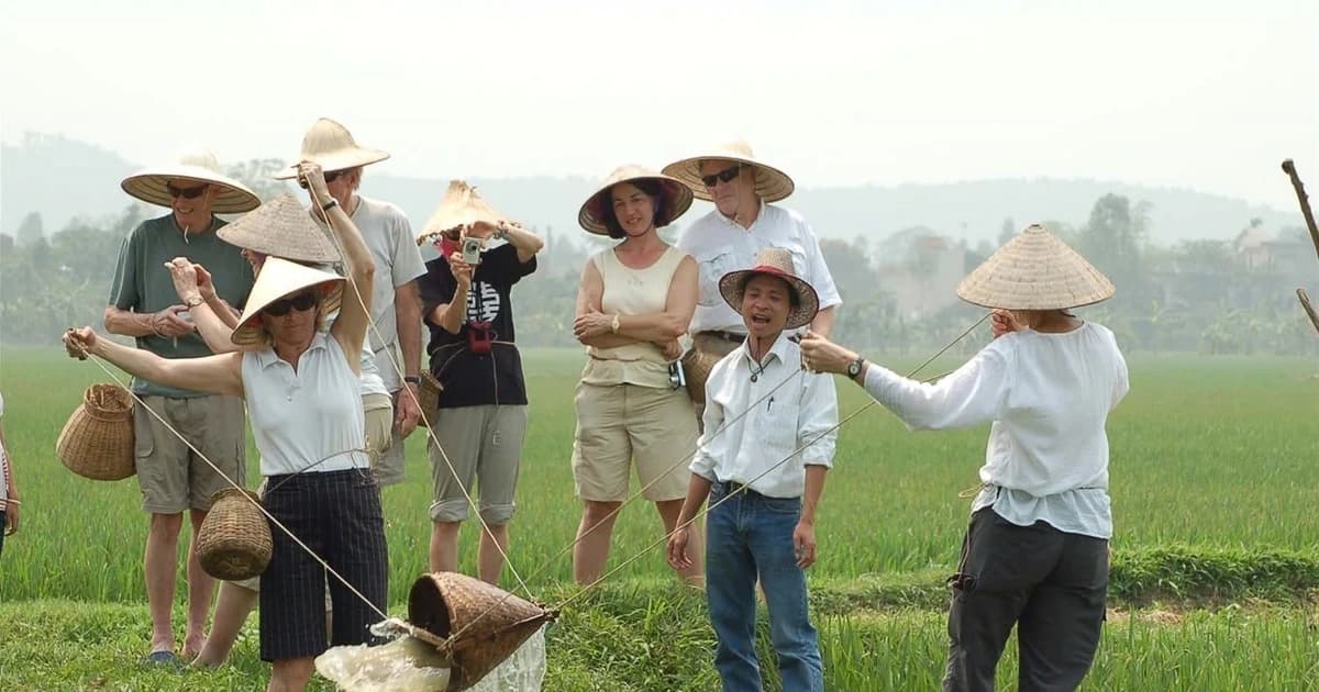 Để những miền quê Việt 'hút' du khách: Cẩn trọng 'cháy' văn hóa bản địa