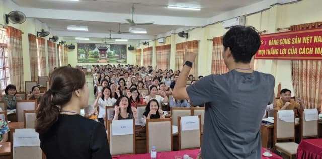 Nâng bước em thơ tới trường từ miền đá gian khó