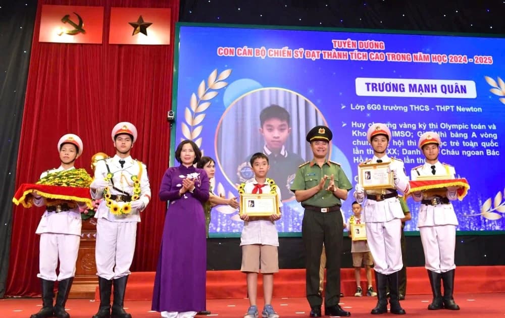 Công an Hà Nội vinh danh 418 học sinh xuất sắc, tiêu biểu