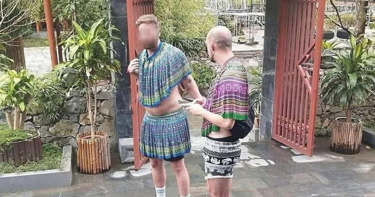Chấn chỉnh việc du khách nước ngoài mặc váy Mông nhảy múa phản cảm