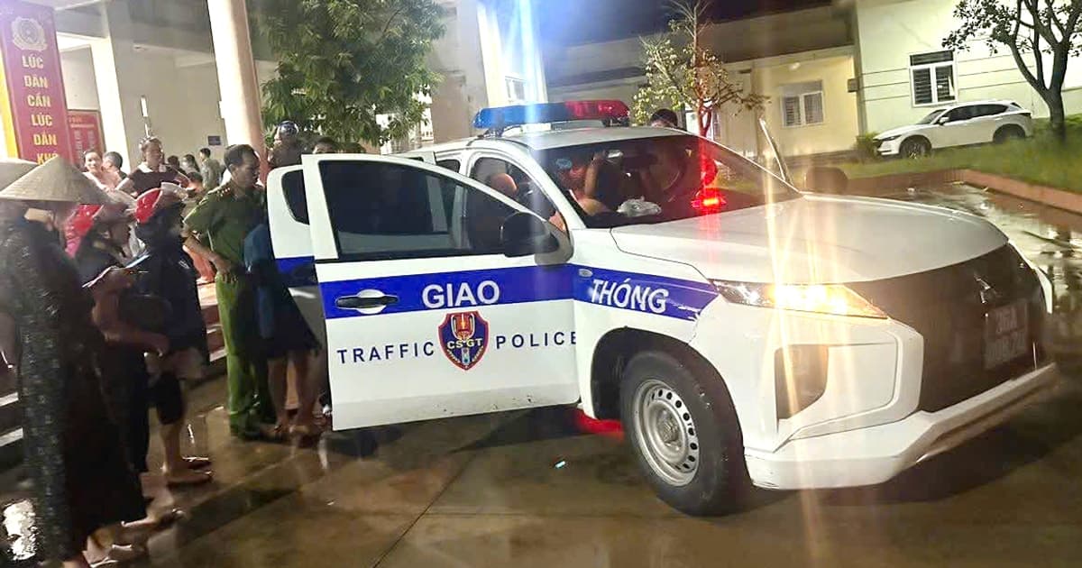 Cảnh sát giao thông Thanh Hóa giúp người dân thoát khỏi "tử thần"