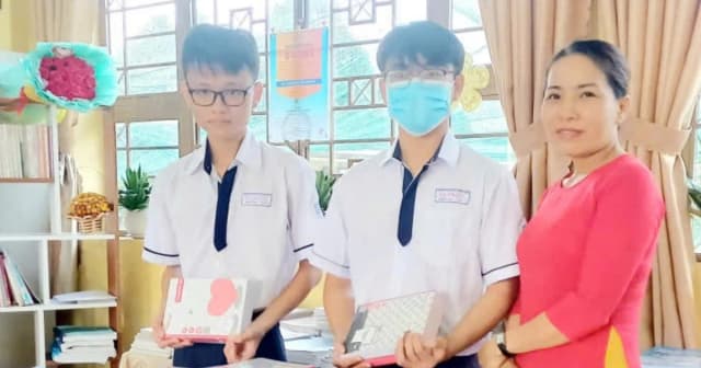 Kỷ niệm về thầy cô và mái trường: Nhà giáo 'trao sách – gửi yêu thương'