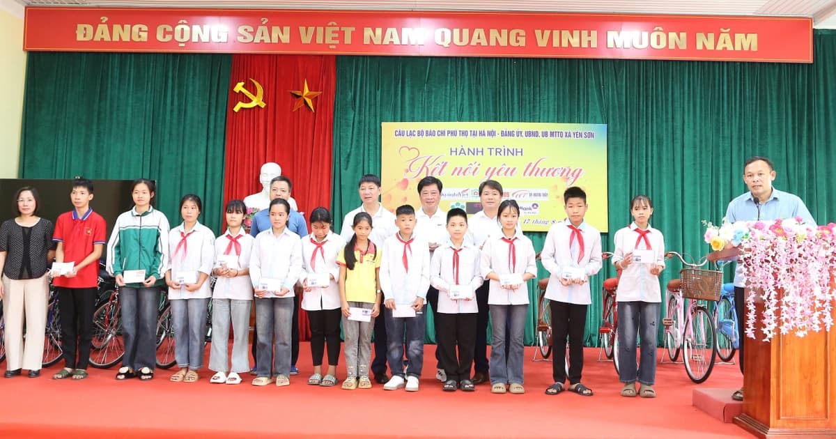 'Nâng bước' học sinh nghèo vươn tới những ước mơ