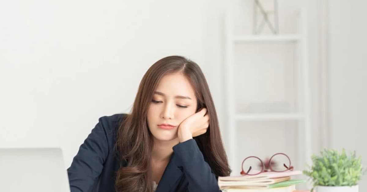 Thường xuyên ngủ gật ban ngày, hãy cảnh giác với 5 dấu hiệu bệnh tật này