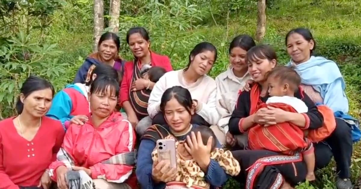 Con chữ về với bản làng