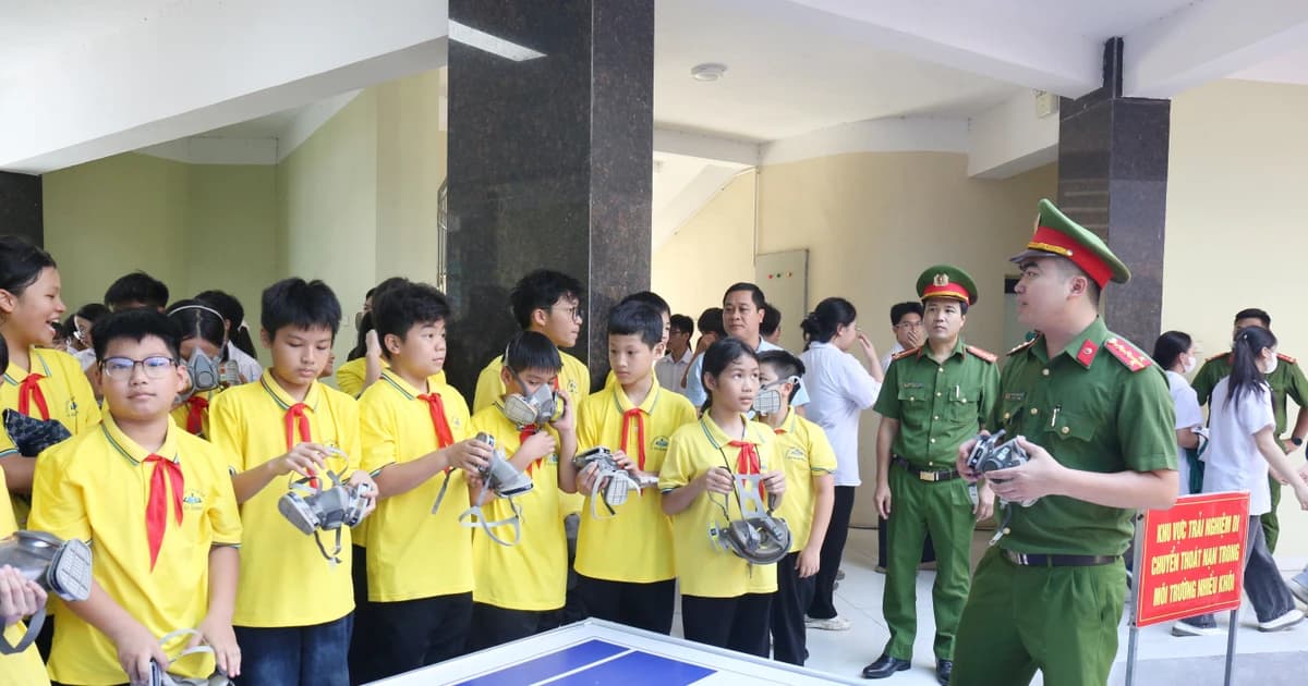 Học sinh Bắc Ninh trải nghiệm thực hành chữa cháy và cứu nạn, cứu hộ