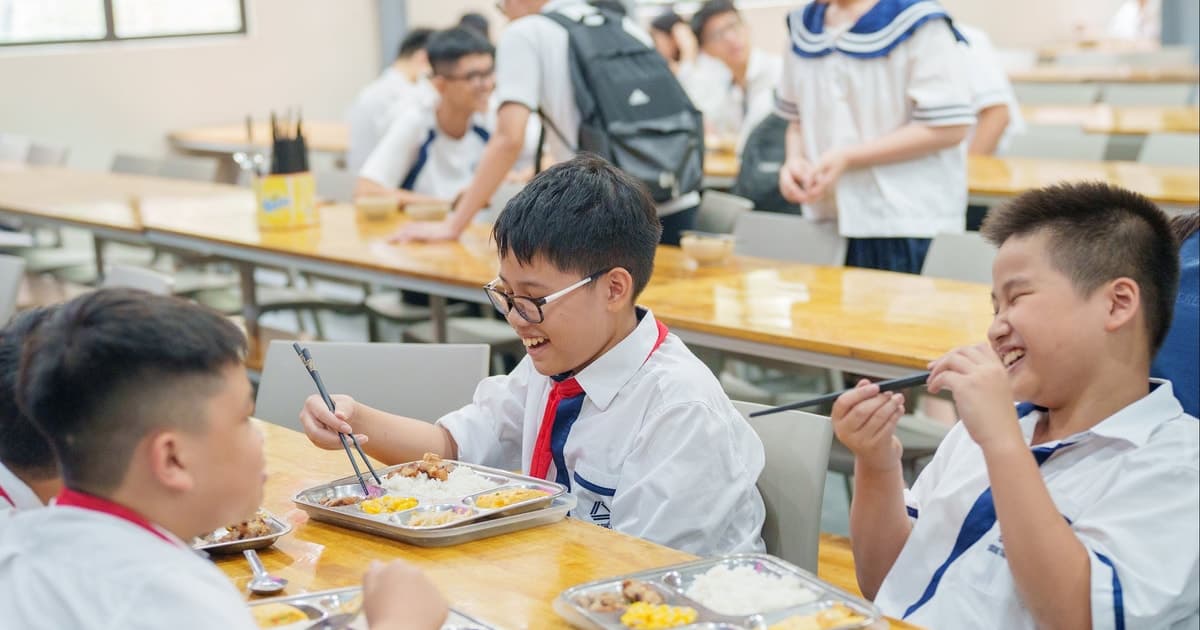 Khay cơm 5 ngăn và bộ tứ vàng giúp học sinh khỏe mạnh, học tập bền bỉ