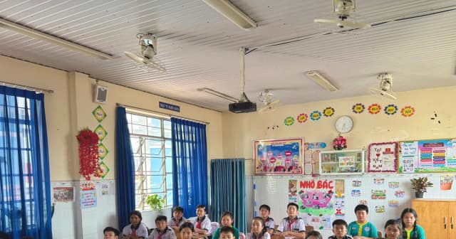 Phụ huynh hào hứng đón chờ bộ sách giáo khoa miễn phí
