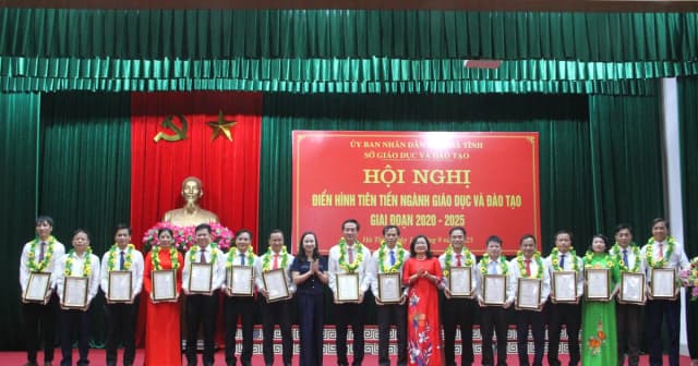 Ngành Giáo dục Hà Tĩnh vinh danh 155 điển hình tiên tiến