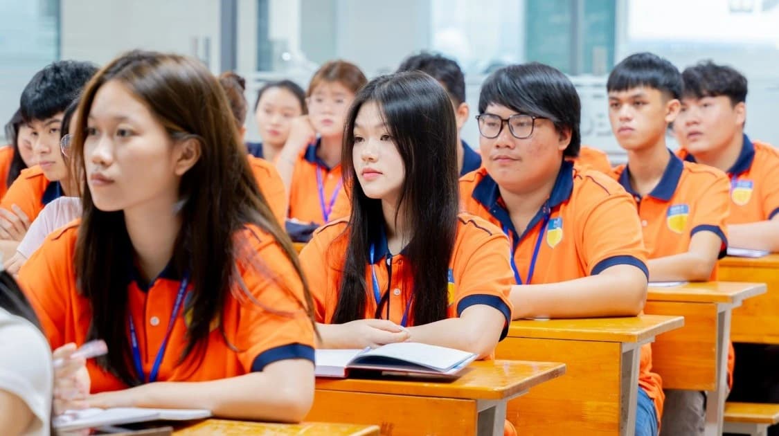 Áp lực đầu năm đại học: Làm thế nào để sinh viên không 'gục ngã'?