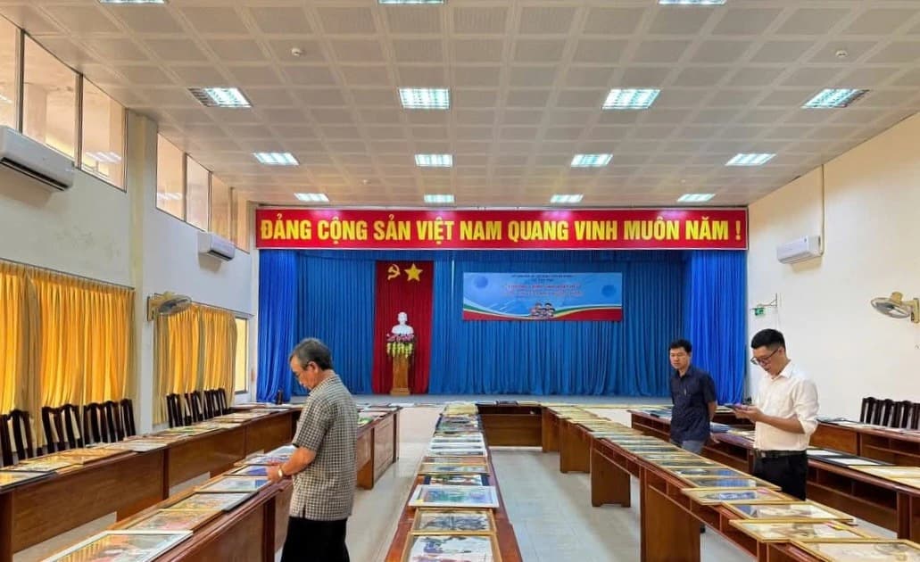 Học sinh An Giang hào hứng vẽ tranh 'Dấu ấn thời gian qua những trang sách’