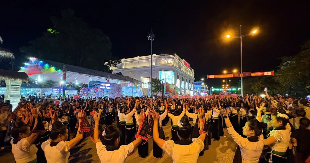 Gần 1.000 người mang sắc màu Tây Bắc xuống đường phố Điện Biên