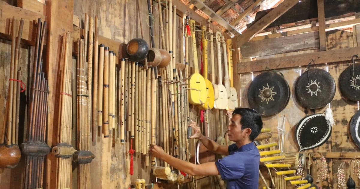 Người trẻ giữ hồn làng trên không gian số