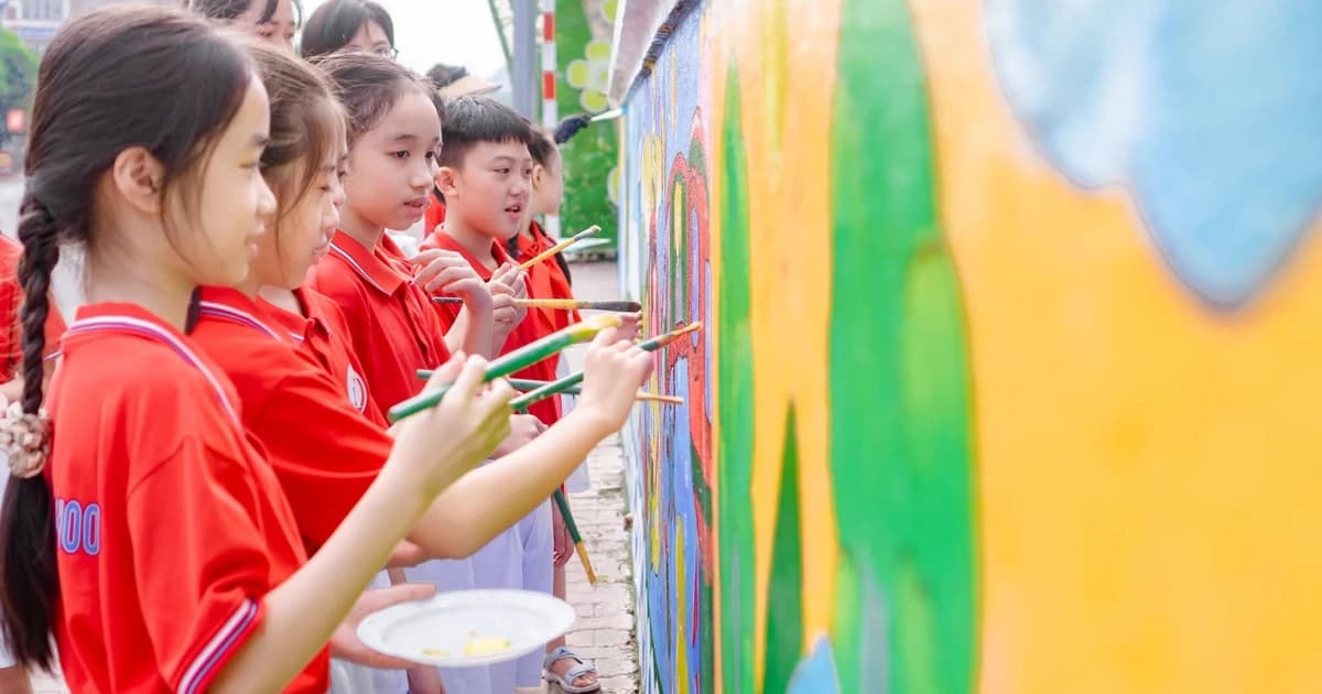 Trường học tại Tuyên Quang vẽ tranh tường chào mừng ngày hội lớn của địa phương