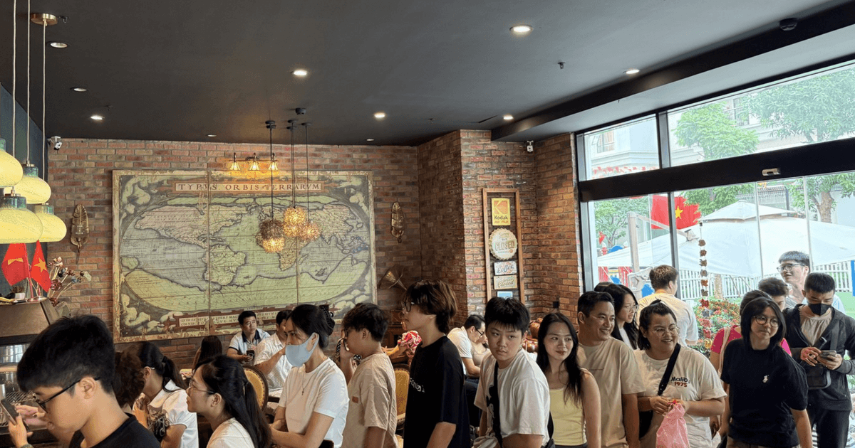 Tranh cãi việc giới trẻ đổ xô 'check-in ghế tổng tài' tại quán cà phê ở Hà Nội