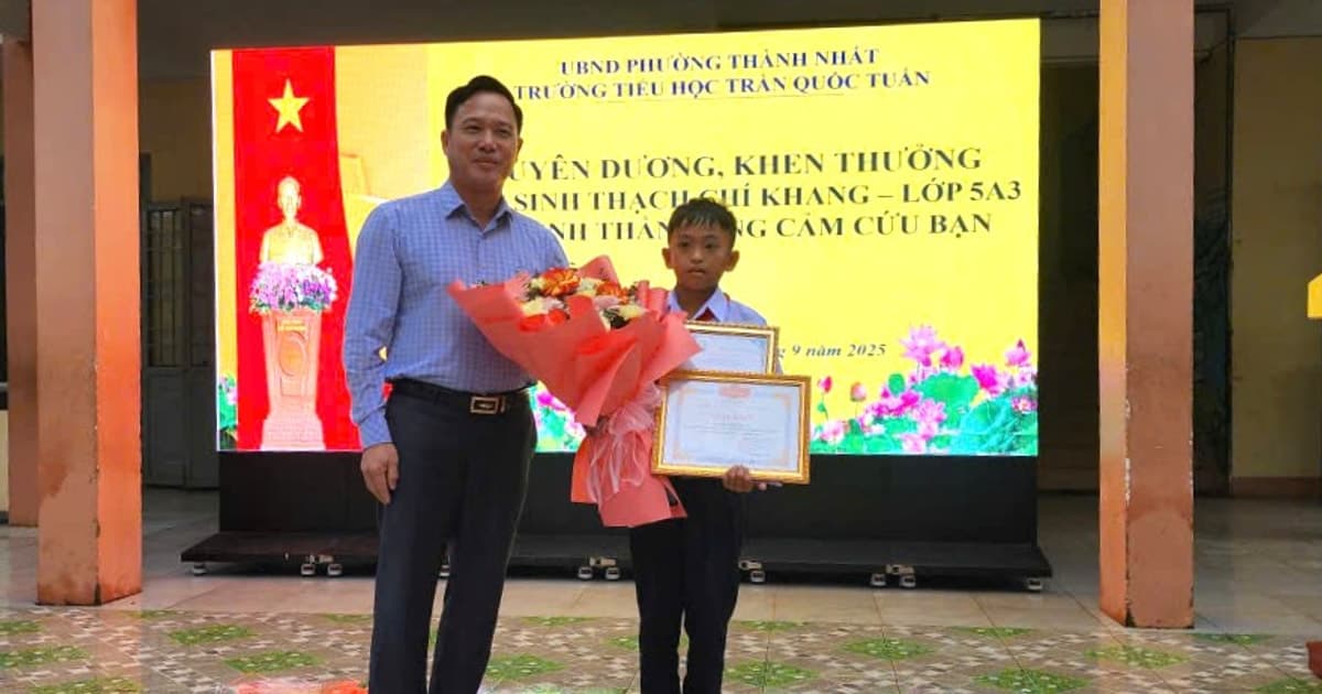 'Người hùng nhí' lớp 5 cứu bạn trong thảm án được tuyên dương