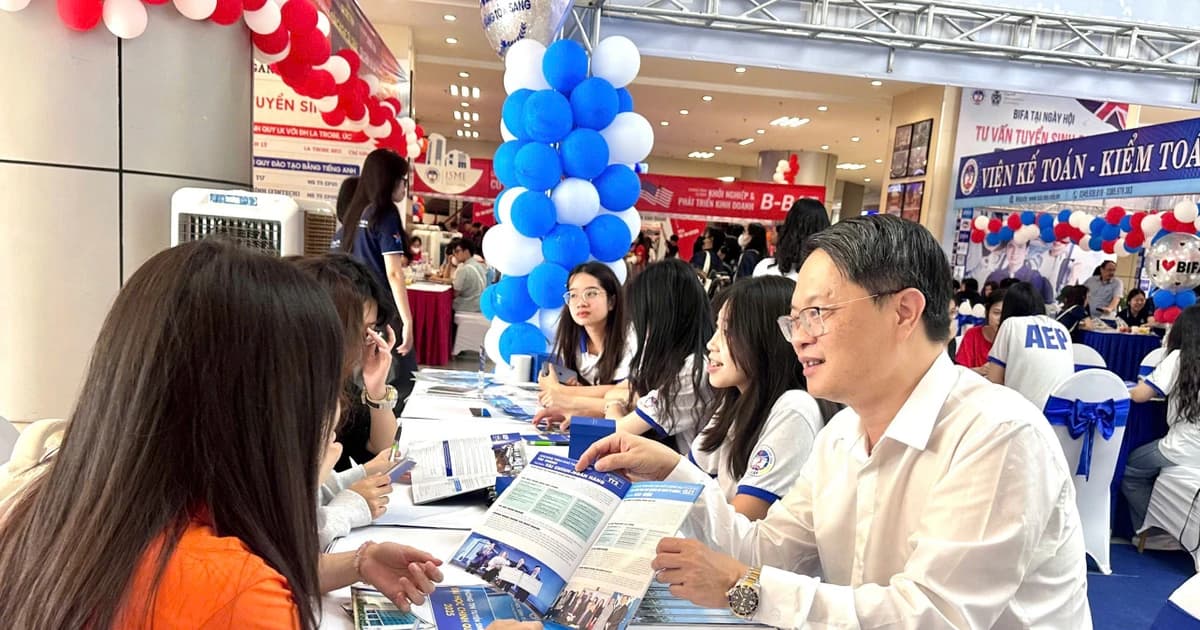 Đa dạng hóa phương thức tư vấn tuyển sinh nhằm hỗ trợ thí sinh chọn đúng ngành