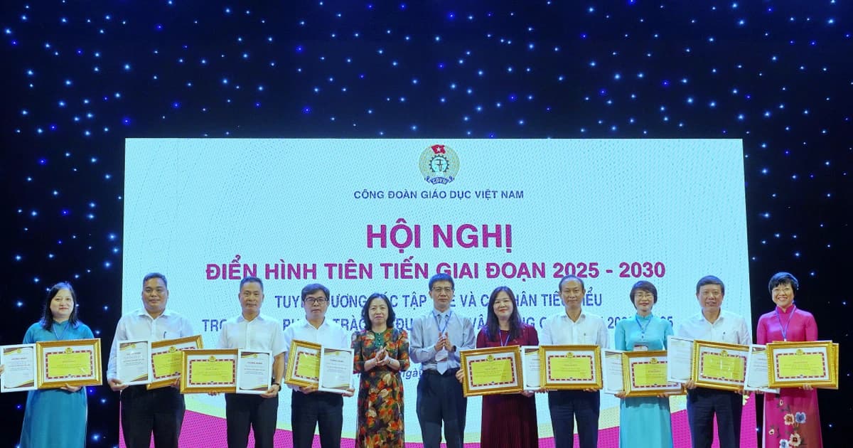 Tuyên dương điển hình tiên tiến trong các phong trào thi đua ngành giáo dục