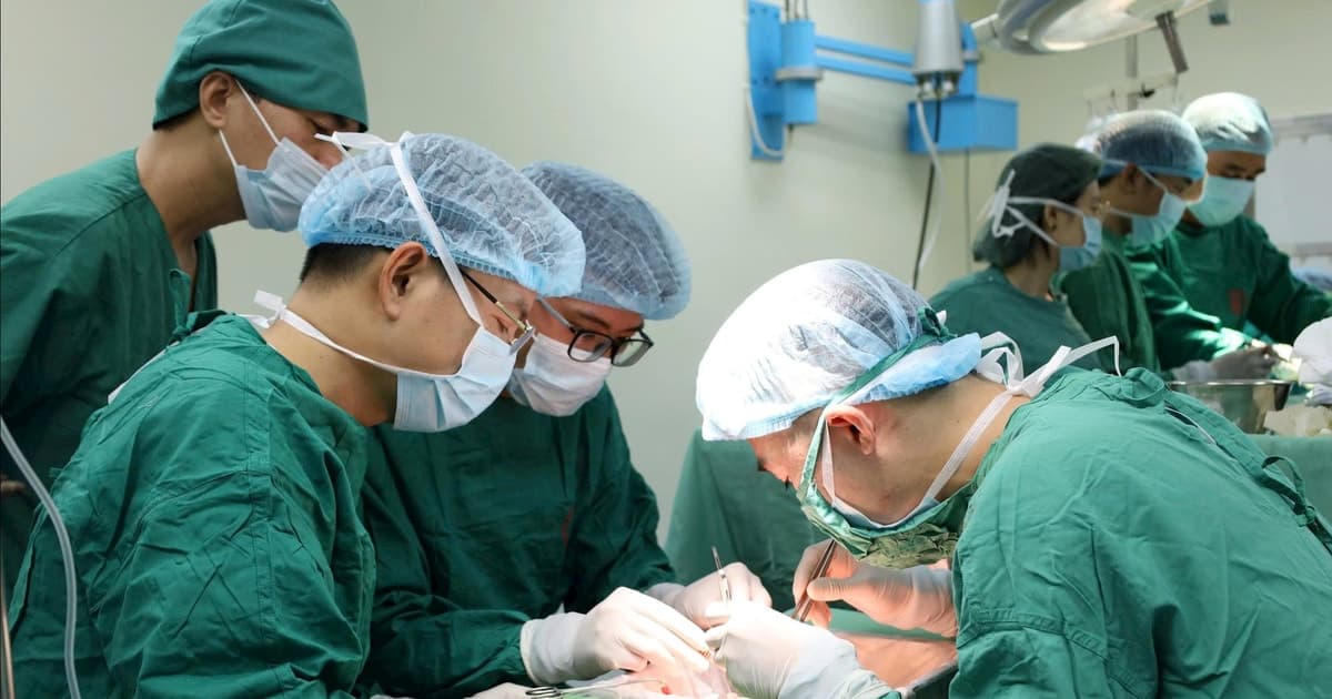 Người mẹ hiến thận cứu sống con trai suy thận giai đoạn cuối