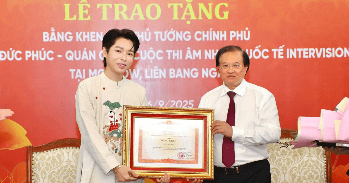 Đức Phúc nhận Bằng khen của Thủ tướng Chính phủ sau chiến thắng tại Intervision 2025