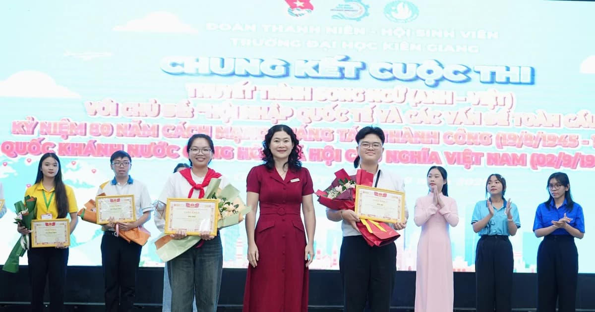 Sinh viên tranh tài thuyết trình song ngữ về chủ đề hội nhập quốc tế