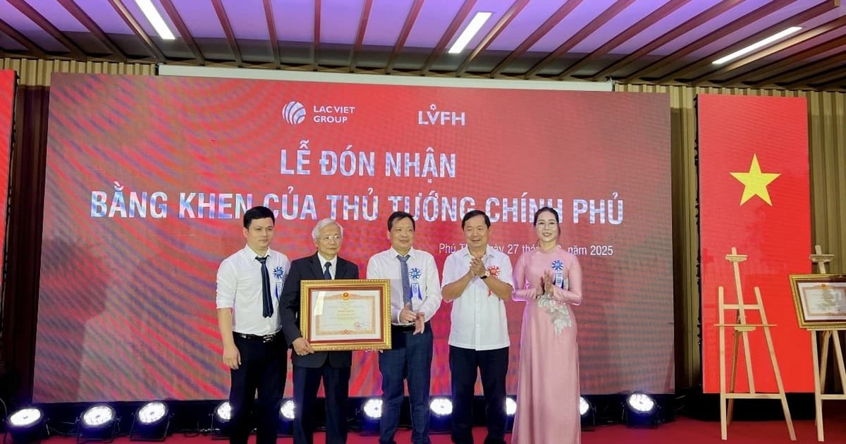 Hệ thống Bệnh viện Lạc Việt đón nhận Bằng khen của Thủ tướng