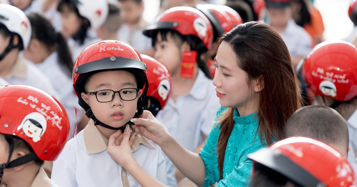 Kiểm tra, phạt tiền trên 26.500 trường hợp đội mũ bảo hiểm kém chất lượng