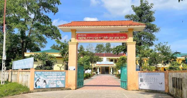 Vận động phụ huynh đưa 75 học sinh đến lớp sau vụ ngộ độc thực phẩm ở Quảng Trị
