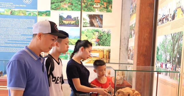 Trưng bày hơn 200 hiện vật tư liệu về Côn Sơn - Kiếp Bạc