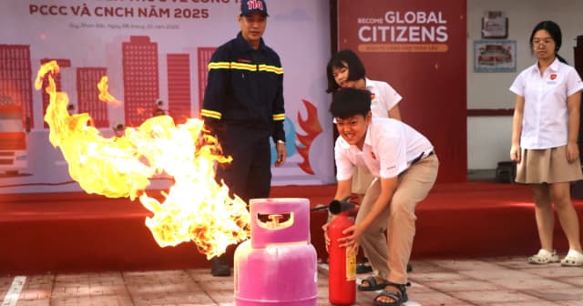 Học sinh trải nghiệm thoát hiểm, dập lửa cùng lính cứu hỏa