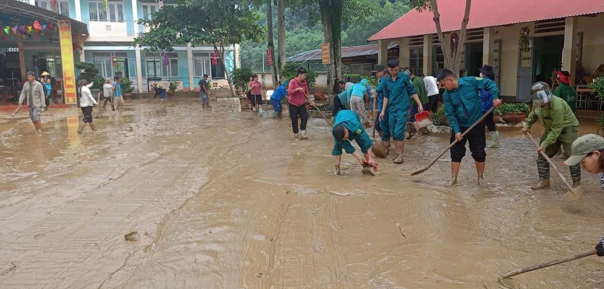 Thầy cô bật khóc nhìn trường học tan hoang sau lũ, hơn 400 HS chưa thể đến trường