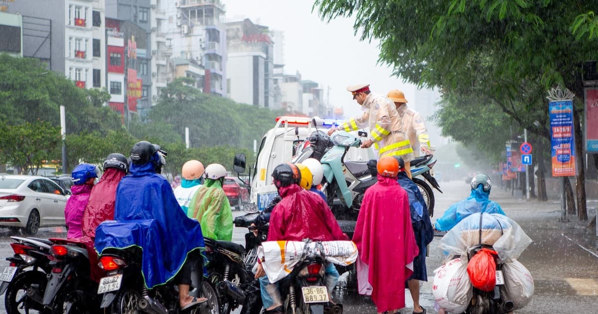Lo mưa lớn gây ngập sâu, nhiều trường đại học tiếp tục cho sinh viên học trực tuyến