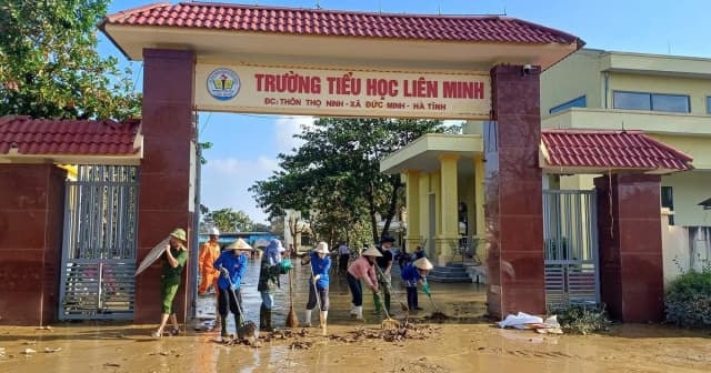 Ấm tình đồng nghiệp nơi cơn lũ đi qua