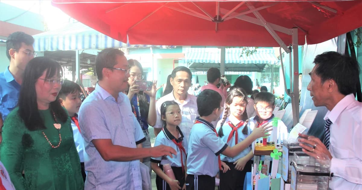 Trường học TPHCM lan tỏa tinh thần 'Bình dân học vụ số'
