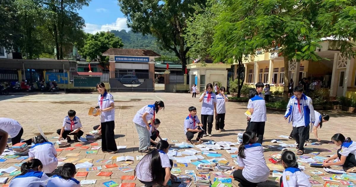 Học sinh vùng lũ tranh thủ nắng lên 'cứu' từng trang sách