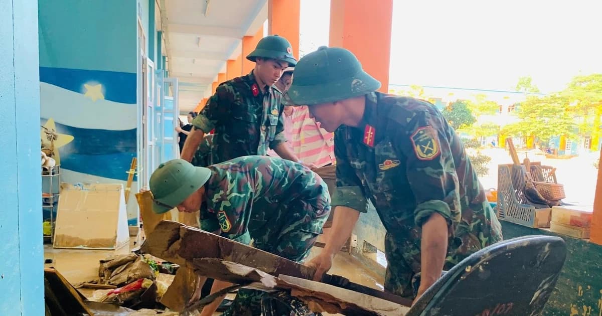 Bộ đội dốc sức dọn dẹp trường học sau bão lũ
