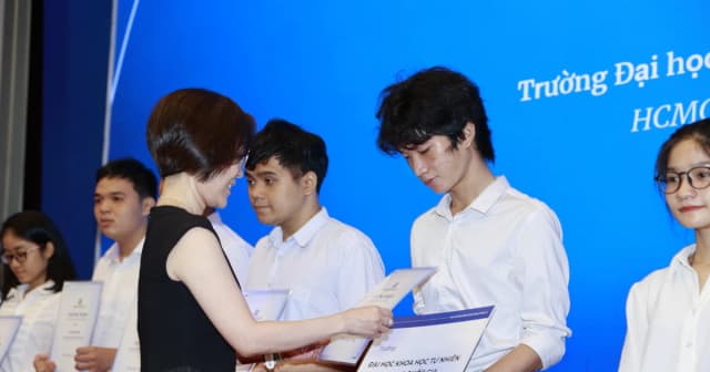 Gần 8,8 tỷ đồng học bổng dành cho học sinh, sinh viên khó khăn