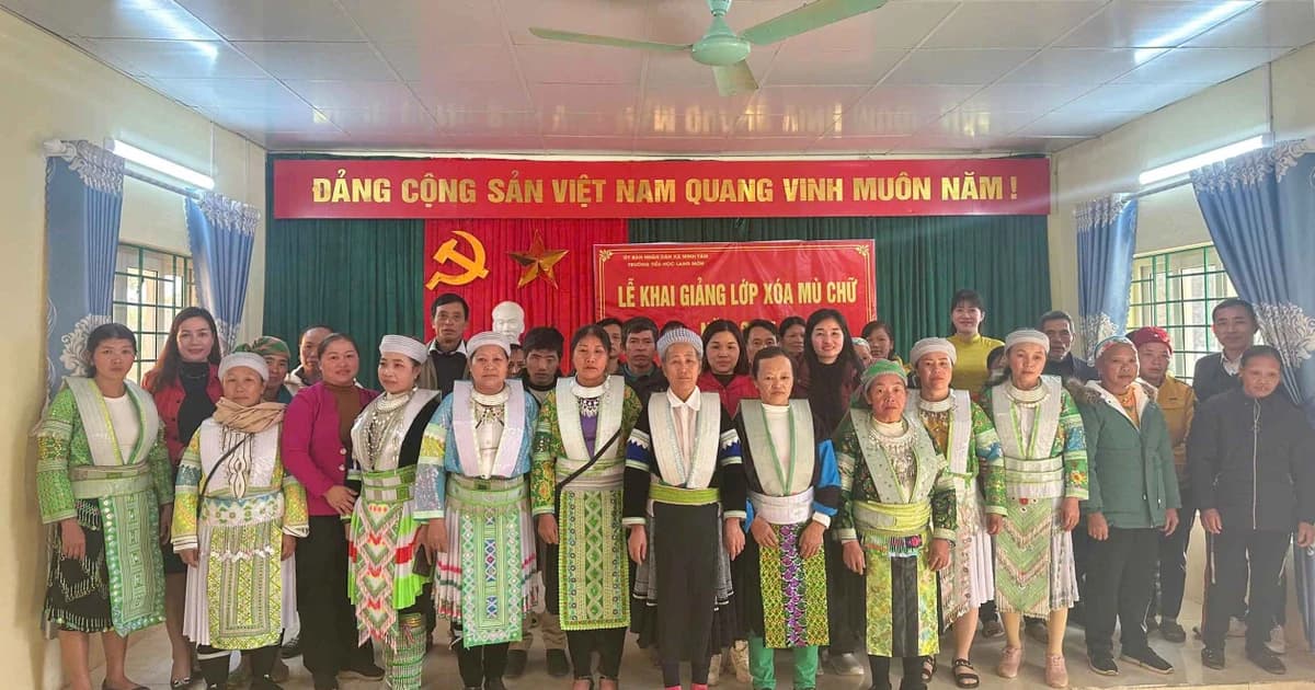 Gần dân để gieo chữ