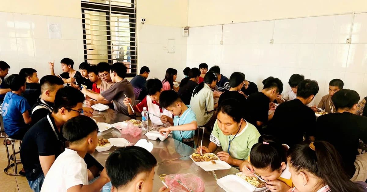 Vòng tay thầy cô giữ trẻ khuyết tật an toàn trong mưa lũ