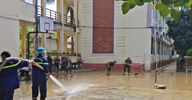 Công an hỗ trợ các nhà trường dọn vệ sinh sẵn sàng đón học sinh