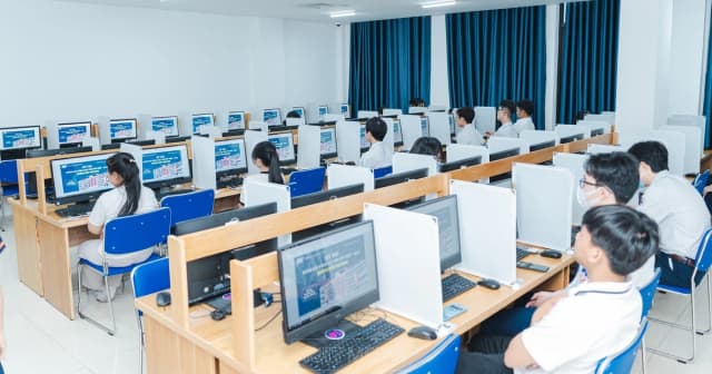Thi tốt nghiệp THPT trên máy tính: Xu thế tất yếu, giải pháp đồng bộ