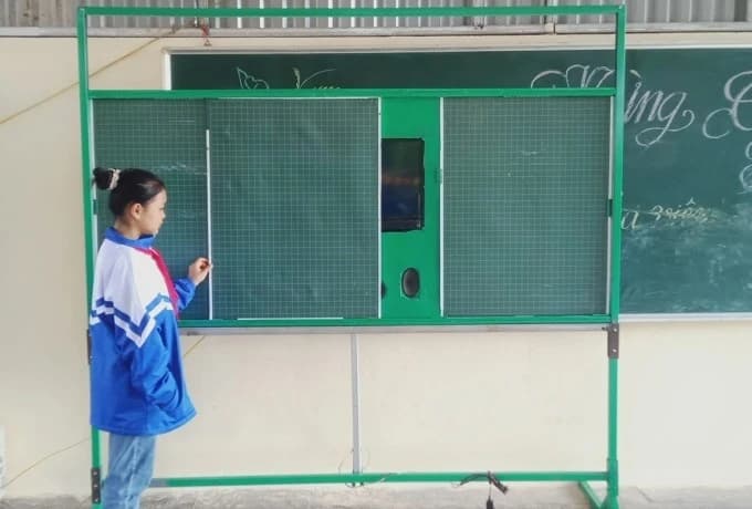 Thầy giáo dạy nhạc sáng chế bảng thông minh tặng học sinh vùng cao