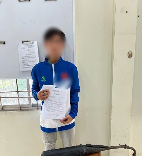 Học sinh tự nguyện giao nộp lại pô độ xe máy sau khi được tuyên truyền về ATGT