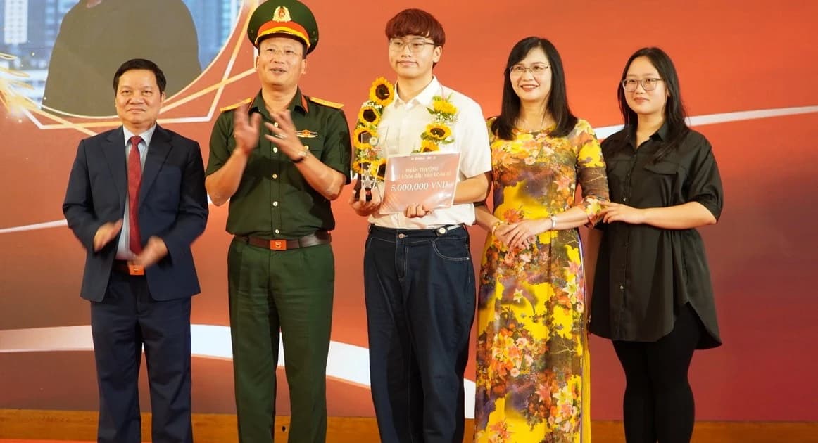 Vinh danh sinh viên chương trình liên kết quốc tế mỗi bên cấp 1 bằng Cử nhân