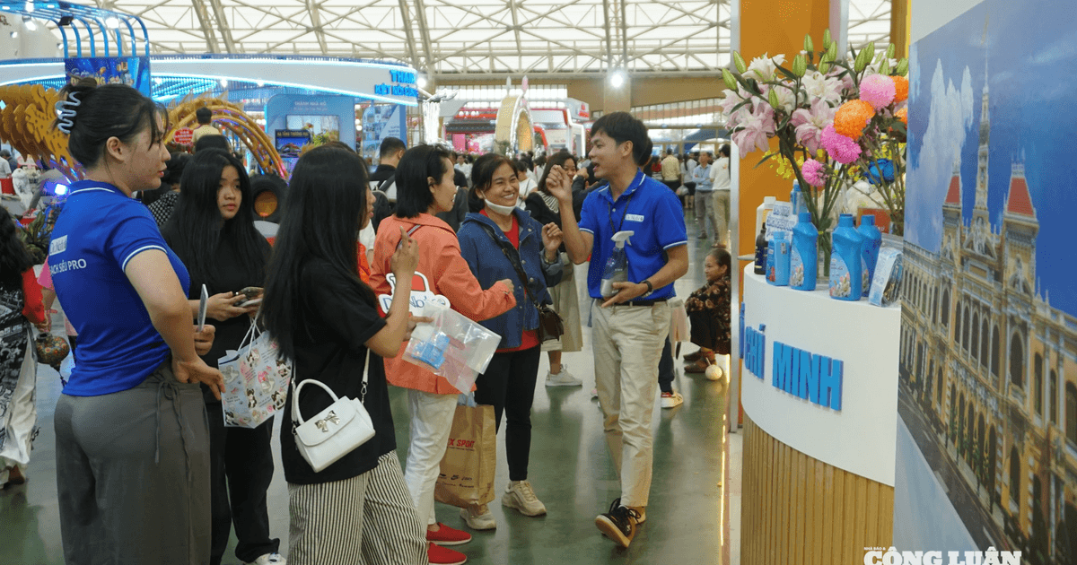 Người dân thích thú trải nghiệm các gian hàng tại Hội chợ Mùa Thu 2025