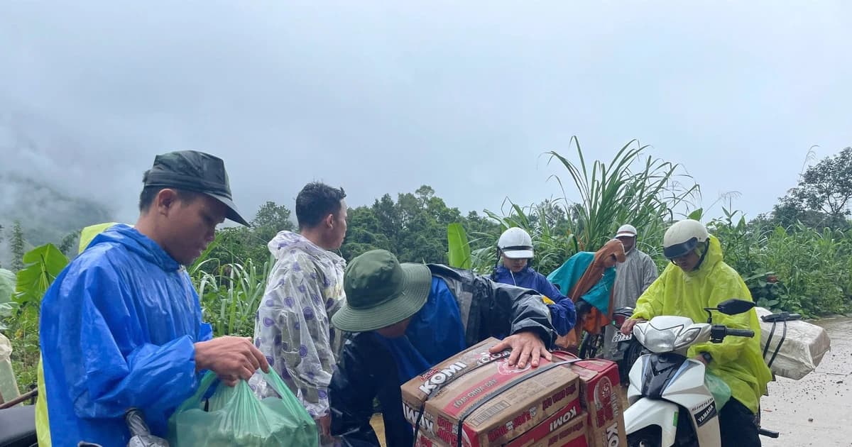 Trường học Đà Nẵng tiếp ứng lương thực cho người dân vùng sạt lở