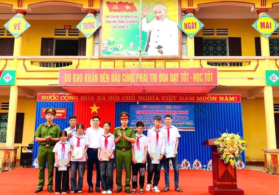 Trường học ở Phú Thọ đẩy mạnh giáo dục pháp luật an toàn giao thông cho học sinh