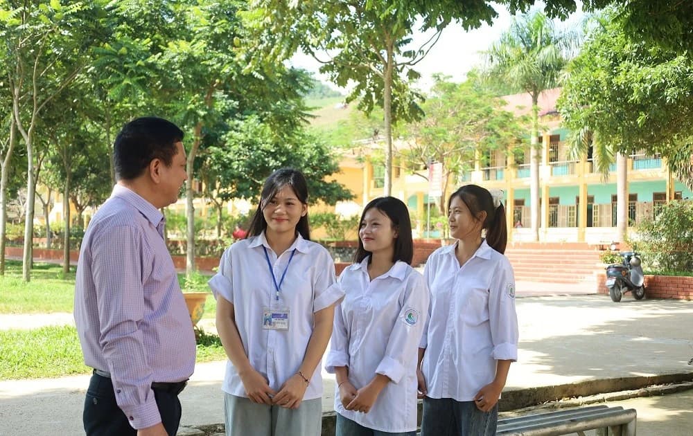 Giáo viên vùng cao nỗ lực đổi mới giúp học sinh vững bước