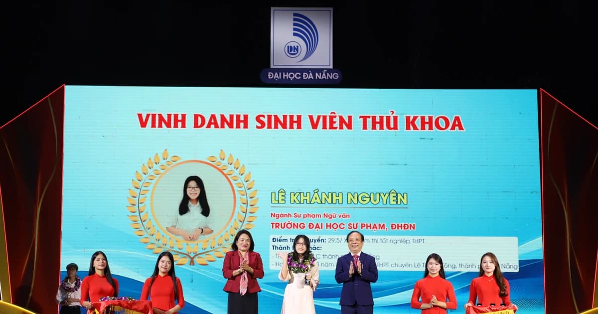 Đại học Đà Nẵng: Vinh danh Thủ khoa, tỏa thơm hoa học tốt